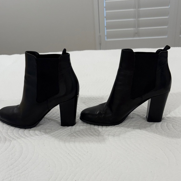 Michael Kors Chic Black Ankle Booties 8.5 - Picture 3 of 7